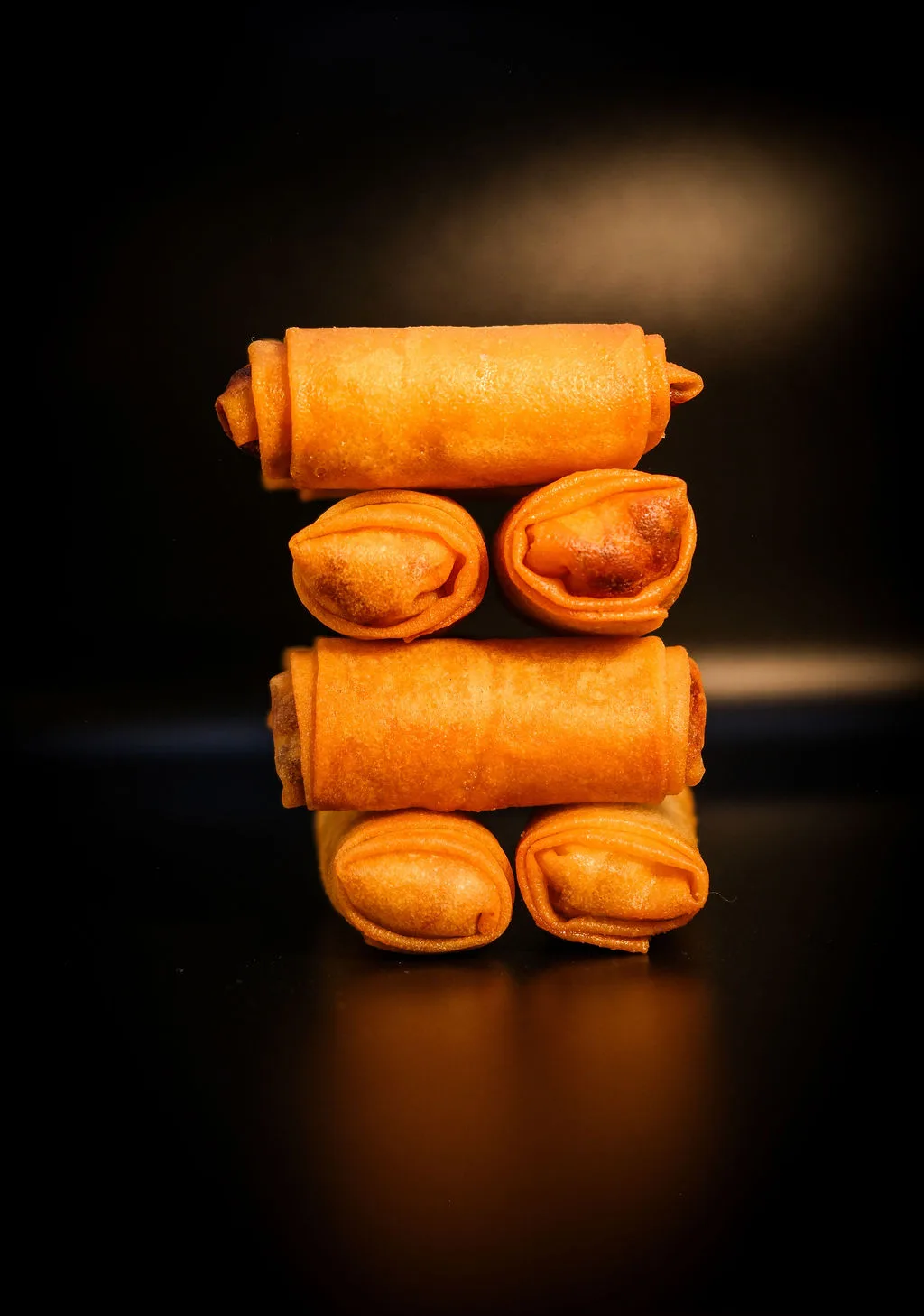 Mini lumpias loopi apiladas, doradas y crocantes
