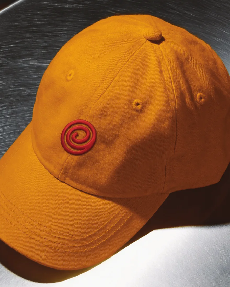 Gorra loopi con el isotipo espiral bordado
